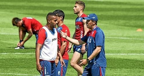 José González charla con El Arabi en un entrenamiento. José González charla con El Arabi en un entrenamiento.