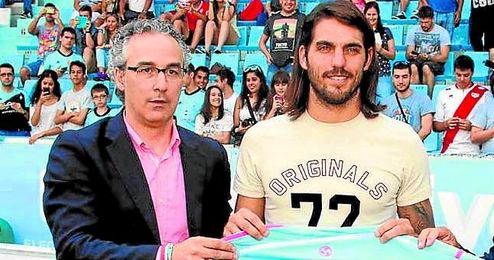 El salmantino posa con Joaquín Óscar Larrivey durante su presentación como celtiña. El salmantino posa con Joaquín Óscar Larrivey durante su presentación como celtiña.
