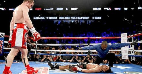 Canelo Álvarez, a la izquierda, observa tras noquear a Amir Khan. Canelo Álvarez, a la izquierda, observa tras noquear a Amir Khan.