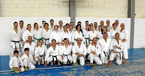 En la imagen, algunos de los karatecas que se reunieron el pasado fin de semana. En la imagen, algunos de los karatecas que se reunieron el pasado fin de semana.