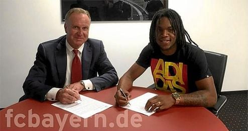 Renato Sanches firmando su contrato con la entidad de Múnich. Renato Sanches firmando su contrato con la entidad de Múnich.