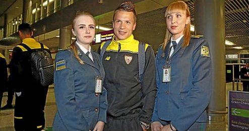 Konoplyanka, recibido en el aeropuerto de Lviv como una estrella, se está esforzando para ganarse esa categoría también en España. Konoplyanka, recibido en el aeropuerto de Lviv como una estrella, se está esforzando para ganarse esa categoría también en España.