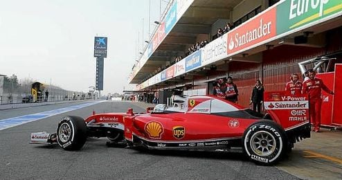 El Ferrari de Sebastian Vettel saliendo a la pista desde el garaje. El Ferrari de Sebastian Vettel saliendo a la pista desde el garaje.