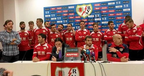 Toda la plantilla del Rayo, junto al presidente y Paco Jémez, en rueda de prensa. Toda la plantilla del Rayo, junto al presidente y Paco Jémez, en rueda de prensa.