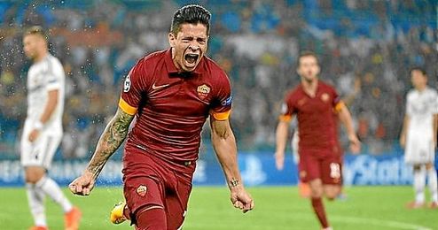 Iturbe celebra un gol con la Roma. Iturbe celebra un gol con la Roma.