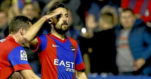 Morales celebra un gol con el Levante. Morales celebra un gol con el Levante.