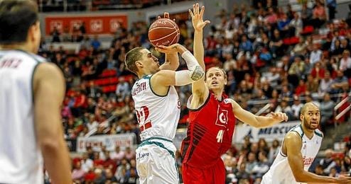 Bamforth tira a canasta ante el CAI Zaragoza. Bamforth tira a canasta ante el CAI Zaragoza.