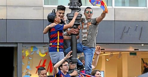 Imagen de aficionados blaugranas celebrando la Liga. Imagen de aficionados blaugranas celebrando la Liga.