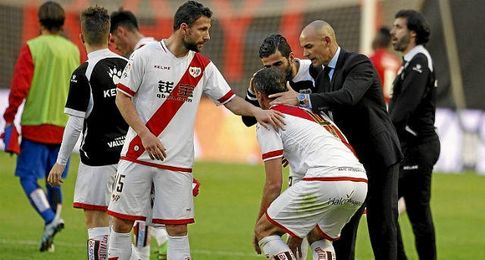 La plantilla del Rayo se lamenta tras consumar el descenso. La plantilla del Rayo se lamenta tras consumar el descenso.
