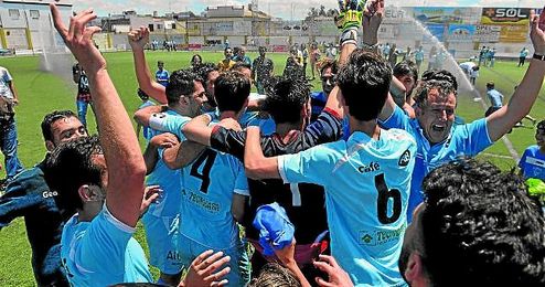 Los jugadores de la Balompédica celebran la permanencia tras ganar al San Juan. Los jugadores de la Balompédica celebran la permanencia tras ganar al San Juan.