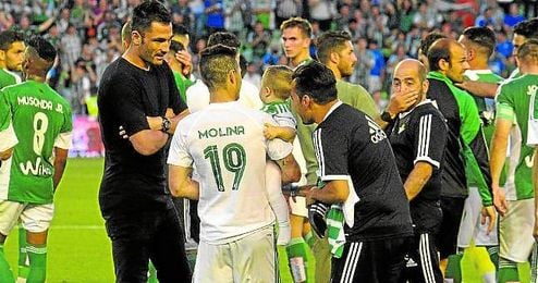 Rubén Castro saltó al césped con su hijo tras el final del partido ante el Getafe. Rubén Castro saltó al césped con su hijo tras el final del partido ante el Getafe.