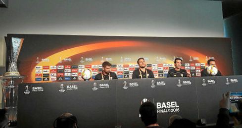 Emery, junto a Coke y Carriço, en sala de prensa. Emery, junto a Coke y Carriço, en sala de prensa.