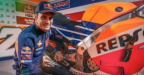 Dani Pedrosa posando junto a su moto. Dani Pedrosa posando junto a su moto.
