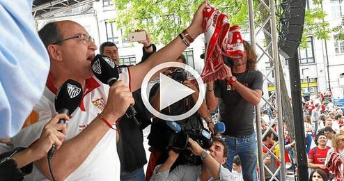 El presidente del Sevilla en la Fan Zone de Basilea. El presidente del Sevilla en la Fan Zone de Basilea.
