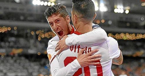 Escudero se abraza a Vitolo Escudero se abraza a Vitolo