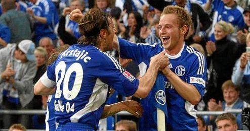 Rakitic junto a su amigo Mladen Krstajic, presidente del modesto Radnik de Bijeljina. Rakitic junto a su amigo Mladen Krstajic, presidente del modesto Radnik de Bijeljina.