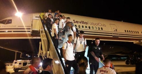 Los jugadores del Sevilla FC, esta madrugada, hacen pasillo a la Quinta Europa League. Los jugadores del Sevilla FC, esta madrugada, hacen pasillo a la Quinta Europa League.