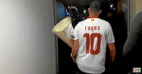 Reyes sale a la zona de aficionados que esperaban en el aeropuerto sevillano. Reyes sale a la zona de aficionados que esperaban en el aeropuerto sevillano.