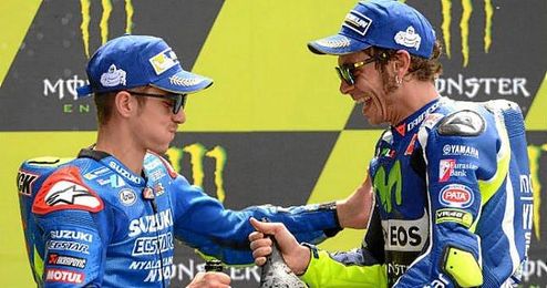 Maverick Viñales y Valentino Rossi serán compañeros de equipo el próximo curso. Maverick Viñales y Valentino Rossi serán compañeros de equipo el próximo curso.