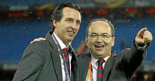 José Castro, junto a Emery, en el césped del St Jakob Park. José Castro, junto a Emery, en el césped del St Jakob Park.