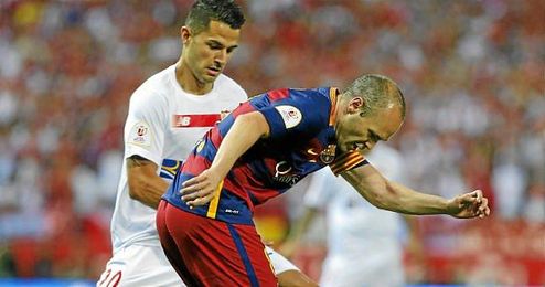Iniesta durante el choque. Iniesta durante el choque.