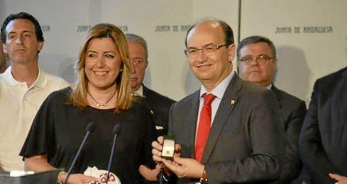José Castro entrega un obsequio a Susana Díaz. José Castro entrega un obsequio a Susana Díaz.