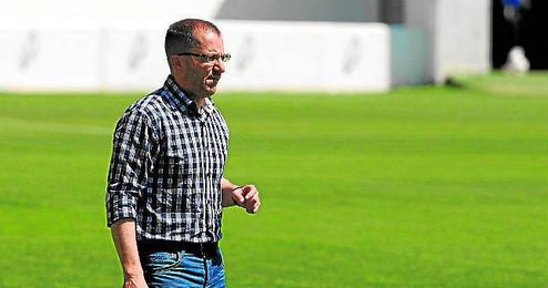 José Juan Romero, entrenador del Betis B, observando a sus jugadores durante el duelo ante el Villanovense. José Juan Romero, entrenador del Betis B, observando a sus jugadores durante el duelo ante el Villanovense.