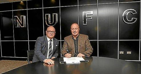 Rafa Benítez sellando su renovación hasta 2019. Rafa Benítez sellando su renovación hasta 2019.