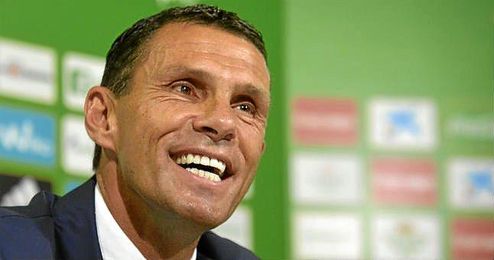 Poyet, sonriente durante su presentación. Poyet, sonriente durante su presentación.