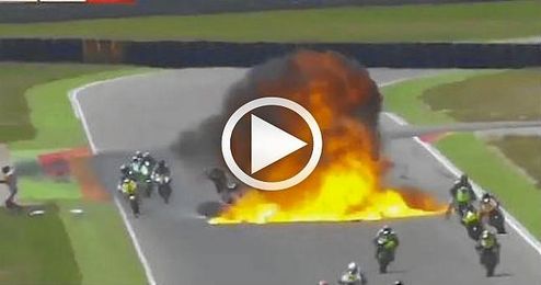 La caída de un piloto provocó el derribo de otros tantos y la explosión de una de las motos. La caída de un piloto provocó el derribo de otros tantos y la explosión de una de las motos.