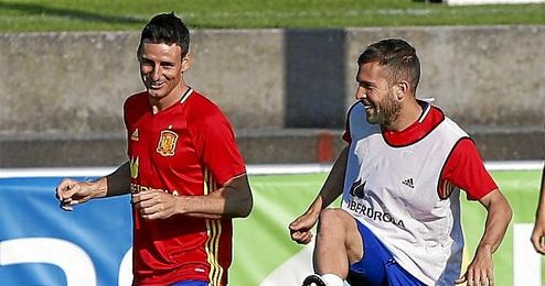 Aduriz, en un entrenamiento de la selección junto a Alba. Aduriz, en un entrenamiento de la selección junto a Alba.
