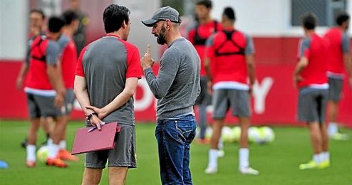 Unai Emery y Monchi, dialogando durante un entrenamiento. Unai Emery y Monchi, dialogando durante un entrenamiento.