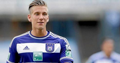 Praet es un mediapunta creativo y formaría parte, junto a Kiyotake, de los recambios de Éver Banega. Praet es un mediapunta creativo y formaría parte, junto a Kiyotake, de los recambios de Éver Banega.