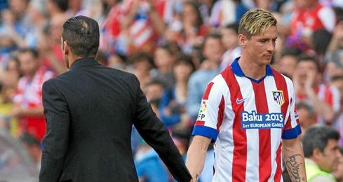 Torres saluda a Diego Simeone. Torres saluda a Diego Simeone.