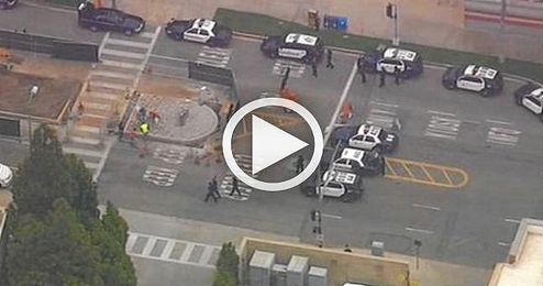 Intervención policial durante el tiroteo en la UCLA. Intervención policial durante el tiroteo en la UCLA.