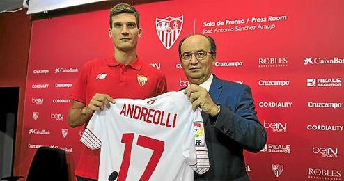 Andreolli, cuando fue presentado como nuevo jugador sevillista. Andreolli, cuando fue presentado como nuevo jugador sevillista.
