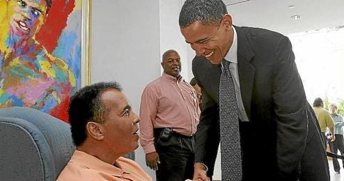 Obama, junto a Muhammad Ali. Obama, junto a Muhammad Ali.