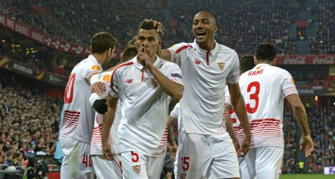 Kolo, celebrando un gol con el Sevilla. Kolo, celebrando un gol con el Sevilla.
