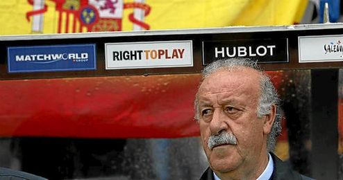 Del Bosque, en uno de los partidos preparatorios ante de la Euro. Del Bosque, en uno de los partidos preparatorios ante de la Euro.