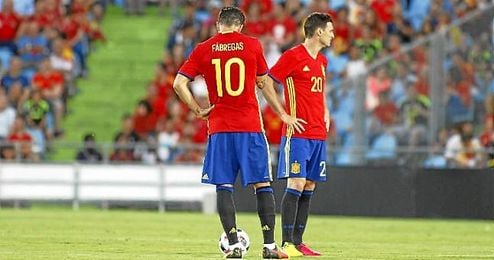 Cesc y Aduriz, cabizbajos tras encajar el gol. Cesc y Aduriz, cabizbajos tras encajar el gol.