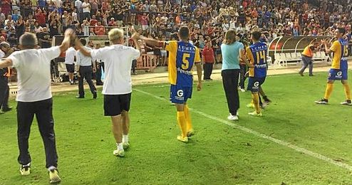 Los jugadores del UCAM celebran eufóricos el ascenso. Los jugadores del UCAM celebran eufóricos el ascenso.