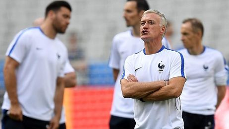 El seleccionador de Francia, Deschamps, arenga a sus hombres en un entrenamiento. El seleccionador de Francia, Deschamps, arenga a sus hombres en un entrenamiento.