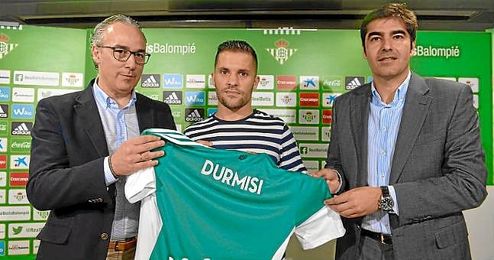 Durmisi, durante su presentación. Durmisi, durante su presentación.