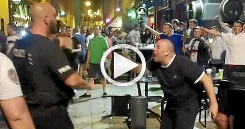 Un ultra "hooligan" se encara con la policía. Un ultra "hooligan" se encara con la policía.