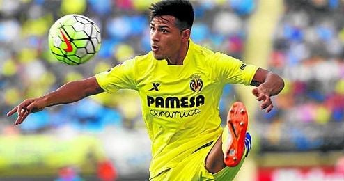 El hispano-argentino Matías Nahuel Leiva (Rosario, 22-1-96) realiza un aparatoso control durante un duelo de la 15/16. El hispano-argentino Matías Nahuel Leiva (Rosario, 22-1-96) realiza un aparatoso control durante un duelo de la 15/16.