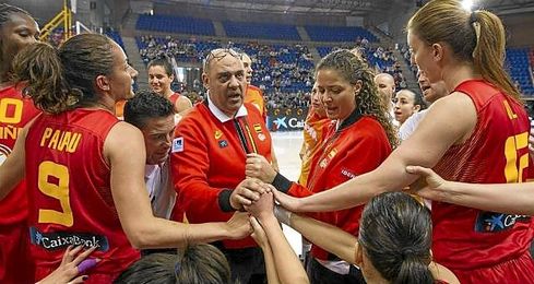 El técnico Lucas Mondelo, en un tiempo muerto con la selección. El técnico Lucas Mondelo, en un tiempo muerto con la selección.
