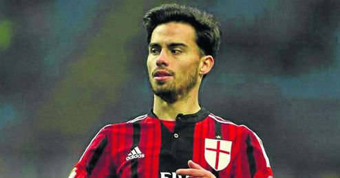 Suso pertenece al Milan, pero ha jugado cedido en el Genoa. Suso pertenece al Milan, pero ha jugado cedido en el Genoa.
