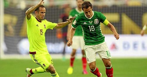 Andrés Guardado intenta evadir la marca de Alejandro Guerra. Andrés Guardado intenta evadir la marca de Alejandro Guerra.