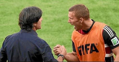 Podolski y Löw, en un partido. Podolski y Löw, en un partido.