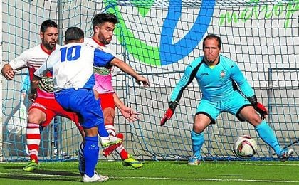 El meta coriano Juan, defendiendo la portería. El meta coriano Juan, defendiendo la portería.